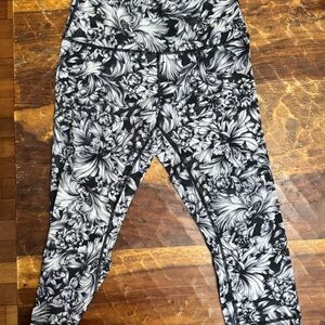 Lululemon cropped exercise leggings